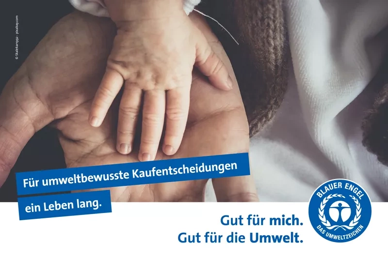 Babyhand liegt in einer erwachsenen Hand. Slogan:  Für umweltbewusste Kaufentscheidungen ein Leben lang.